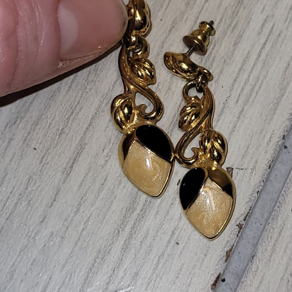Vtg Trafari Elegant Gold Tone Post Dangle Earrings  Leaf Sparkly Stone